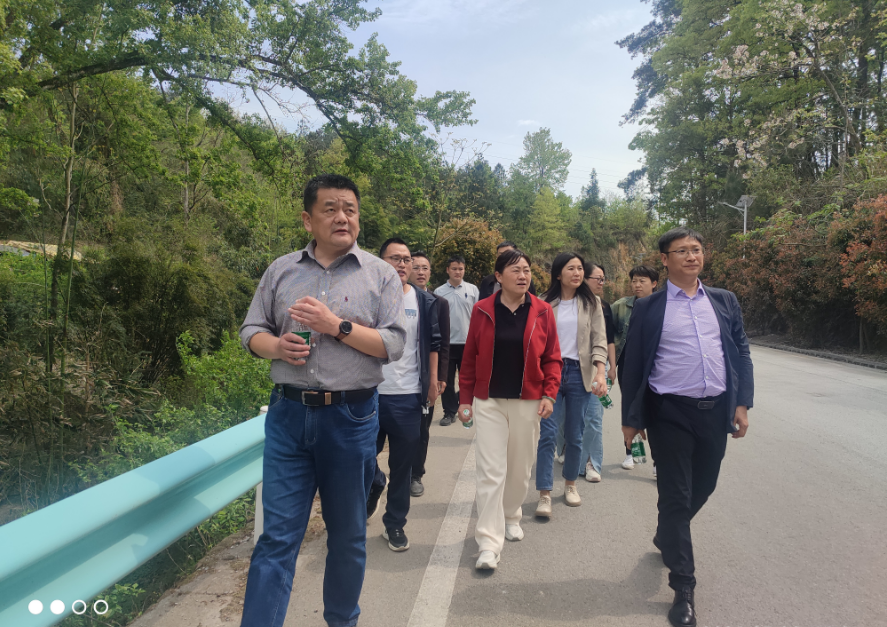 前往瑶山村，实地调研学院出资援建的路灯建设项目